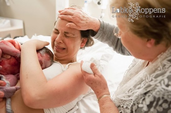 20 Raw Pics Of Mothers Helping Daughters Give Birth ...