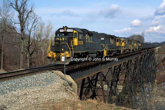 Pittsburgh & Lake Erie Railroad GP38s empty coal train on ...