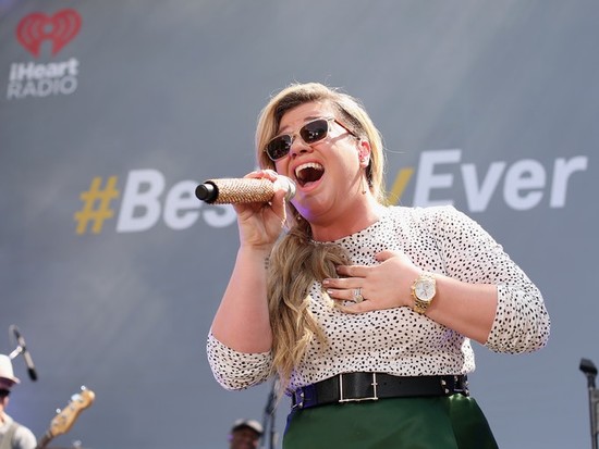 Does Kelly Clarkson Write Her Own Songs? A Little Bit Of ...