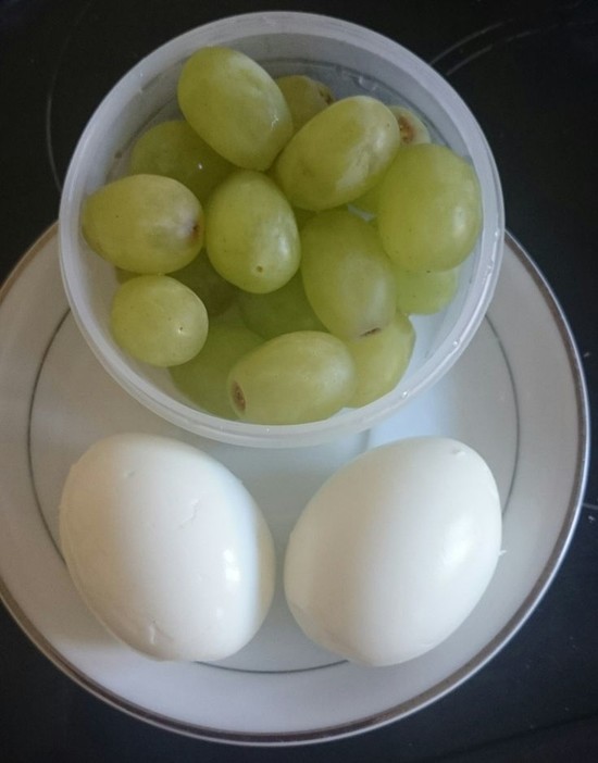 21 day fix snack idea's! 2 hard boiled eggs and grapes!! 1 ...