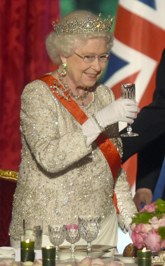 Cheers, Your Majesty! Queen Elizabeth II Has Four Drinks a ...