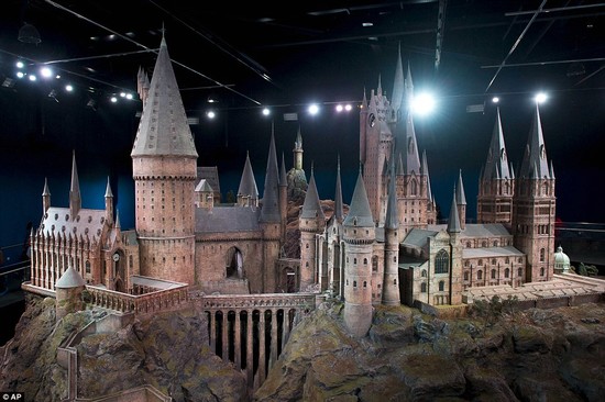 Incredibly detailed model of Hogwarts Castle used for ...