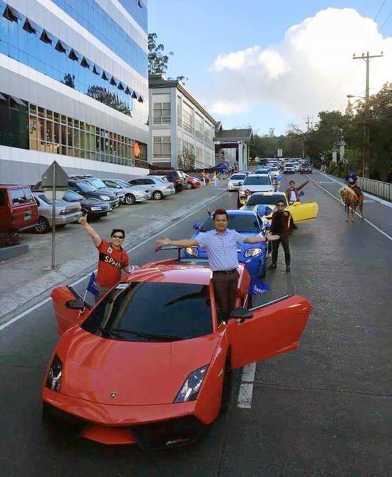 Supercar owners hold up traffic in already congested ...