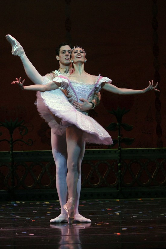 Dance Review: THE NUTCRACKER (Joffrey Ballet in Los ...
